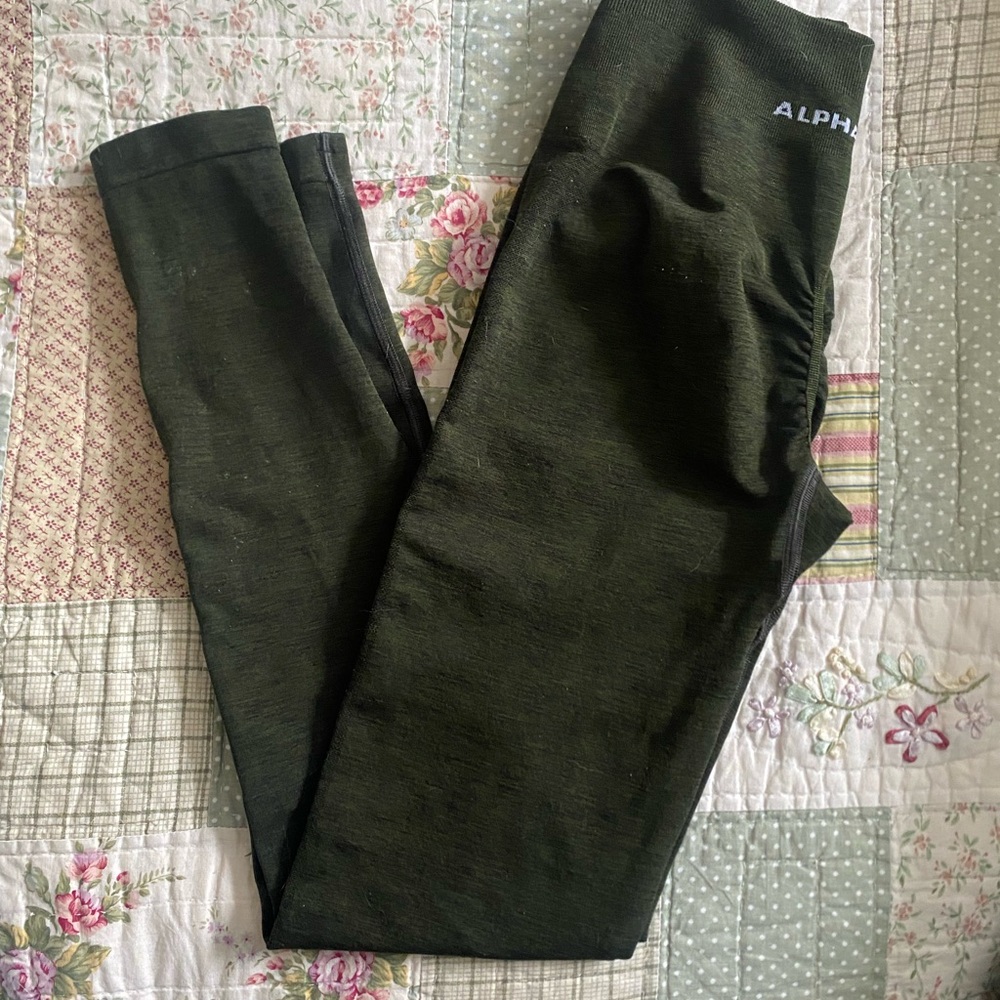 Alphalete amplify leggings in evergreen